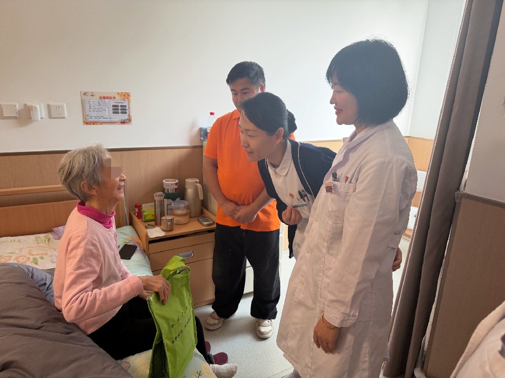 【工作动态】爱满重阳  健康护航——北京市第二医院开展重阳节慰问活动